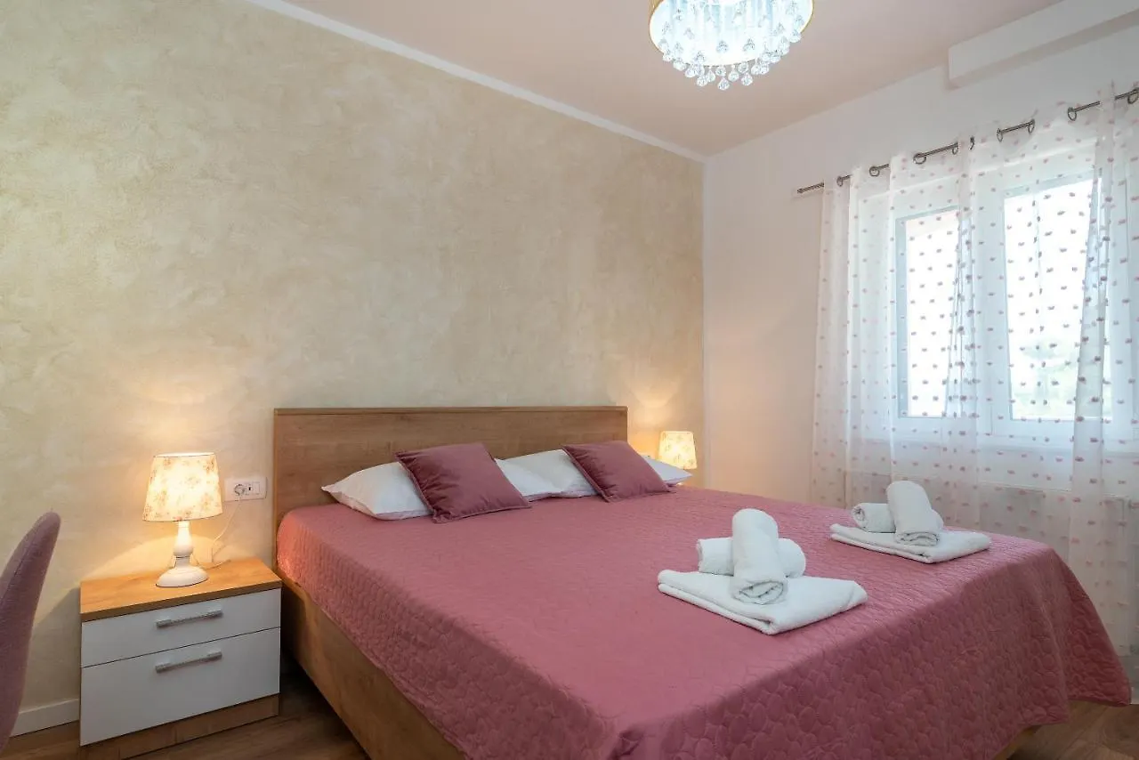 Apartments Villa Magdalena Trogir 0*,  Kroatië